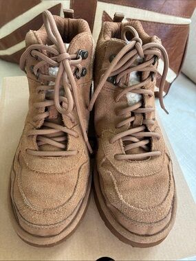 UGG K Highland Hi Heritage Kids Boots in Chestnut